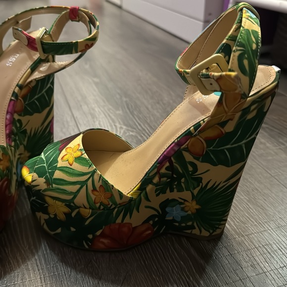 Brand new GUESS floral wedges, size 7.5 - Picture 1 of 5